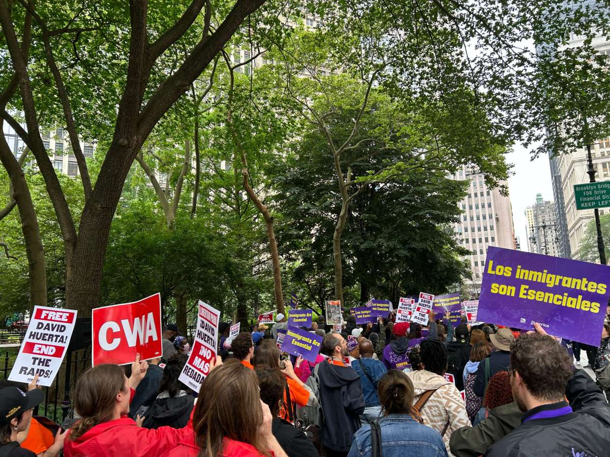 Uniones laborales y grupos comunitarios de NY protestan en solidaridad con la gente trabajadora de Los Ángeles