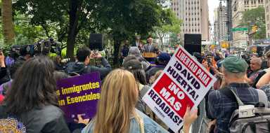 Uniones laborales y grupos comunitarios de NYC hacen manifestación de emergencia en solidaridad con la gente trabajadora de Los Ángeles