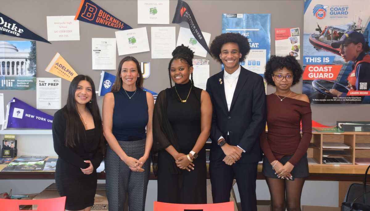 Senadora Martínez rinde homenaje a estudiantes de Amityville Memorial High School