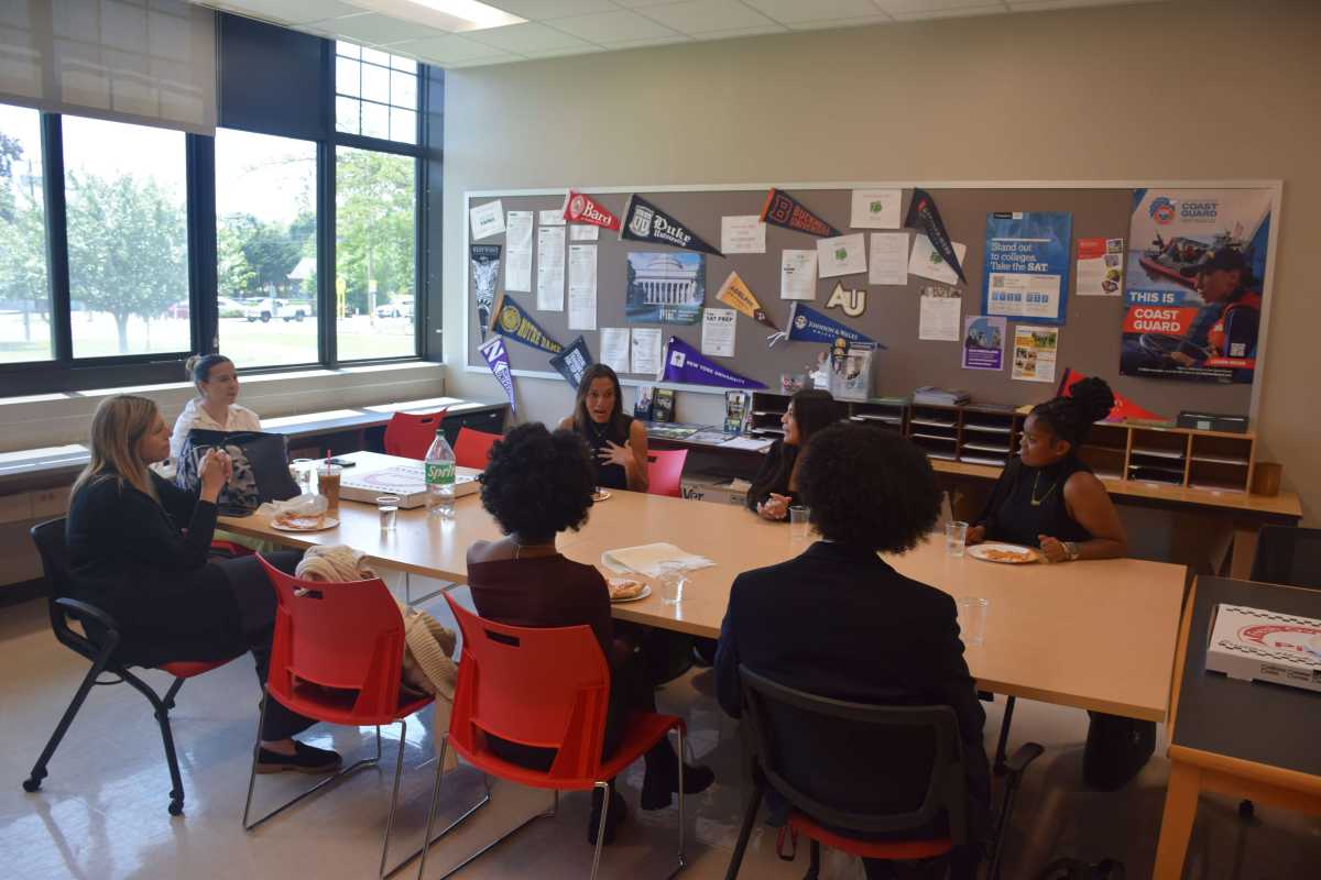 Senadora Martínez rinde homenaje a estudiantes de Amityville Memorial High School