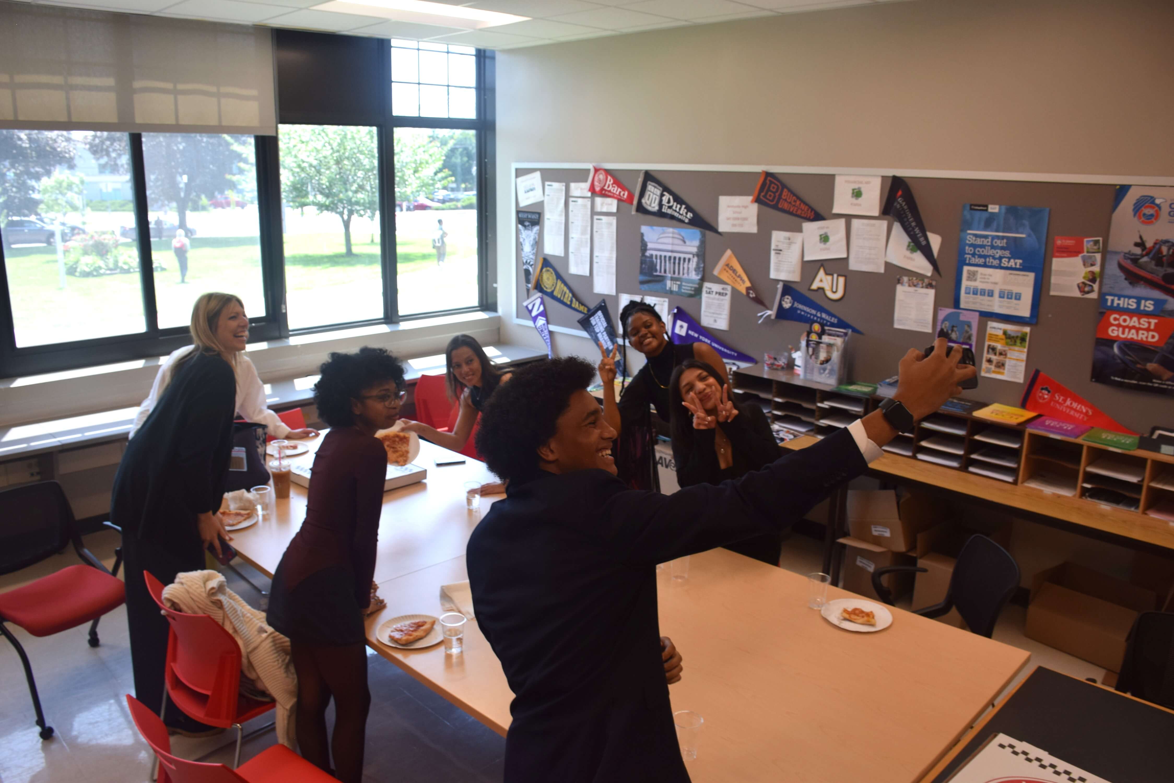 Senadora Martínez rinde homenaje a estudiantes de Amityville Memorial High School