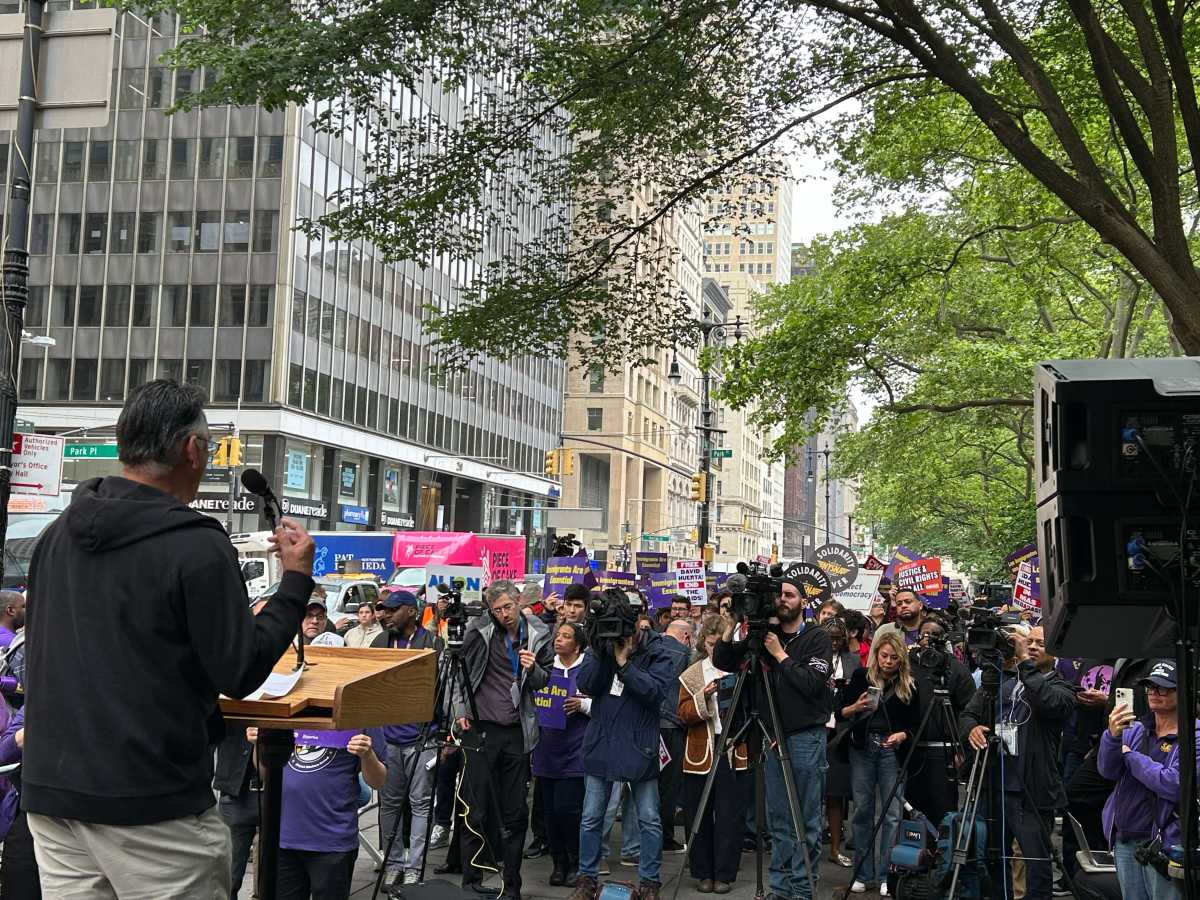Uniones laborales y grupos comunitarios de NYC hacen manifestación de emergencia en solidaridad con la gente trabajadora de Los Ángeles