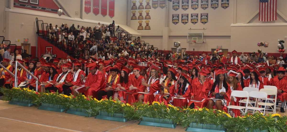 Brilla con luz propia la Clase 2025 de Amityville Memorial High School