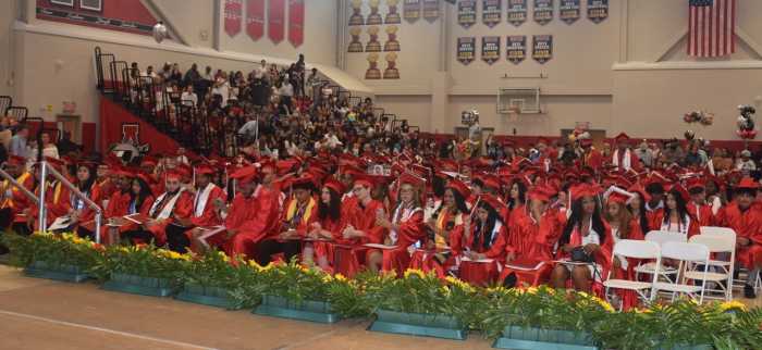 Brilla con luz propia la Clase 2025 de Amityville Memorial High School