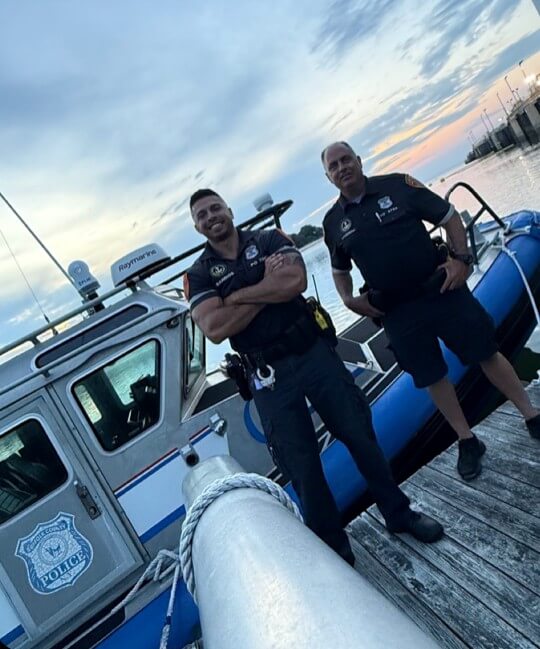 Dos hispanos rescatados de las aguas de Long Island por la policía marina de Suffolk