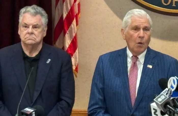 Excongresista Peter King contratado como asesor antiterrorista del condado de Nassau con contratos de $200,000