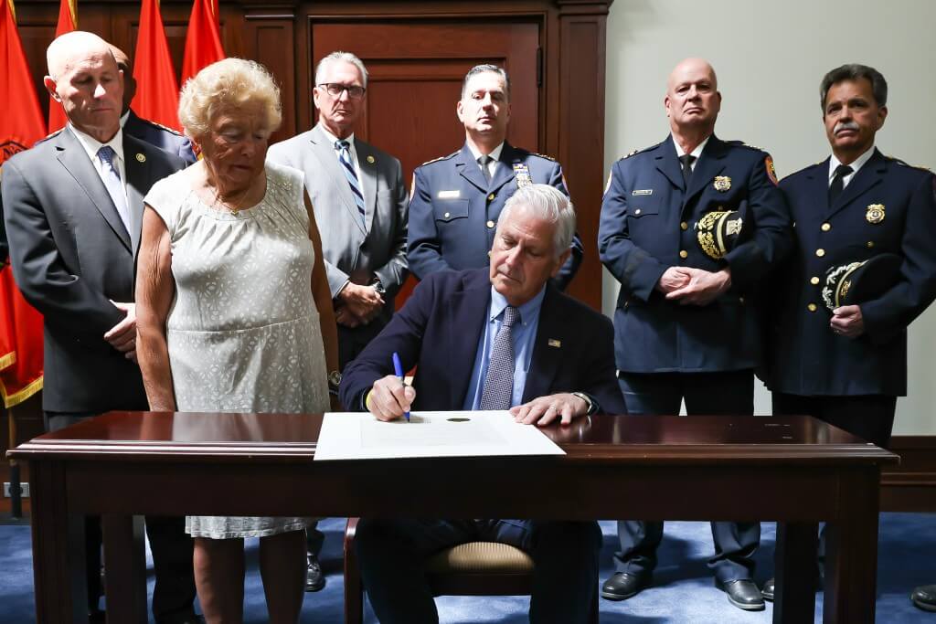 Ejecutivo de Nassau firma orden que permite a la policía usar mascarillas en operativos