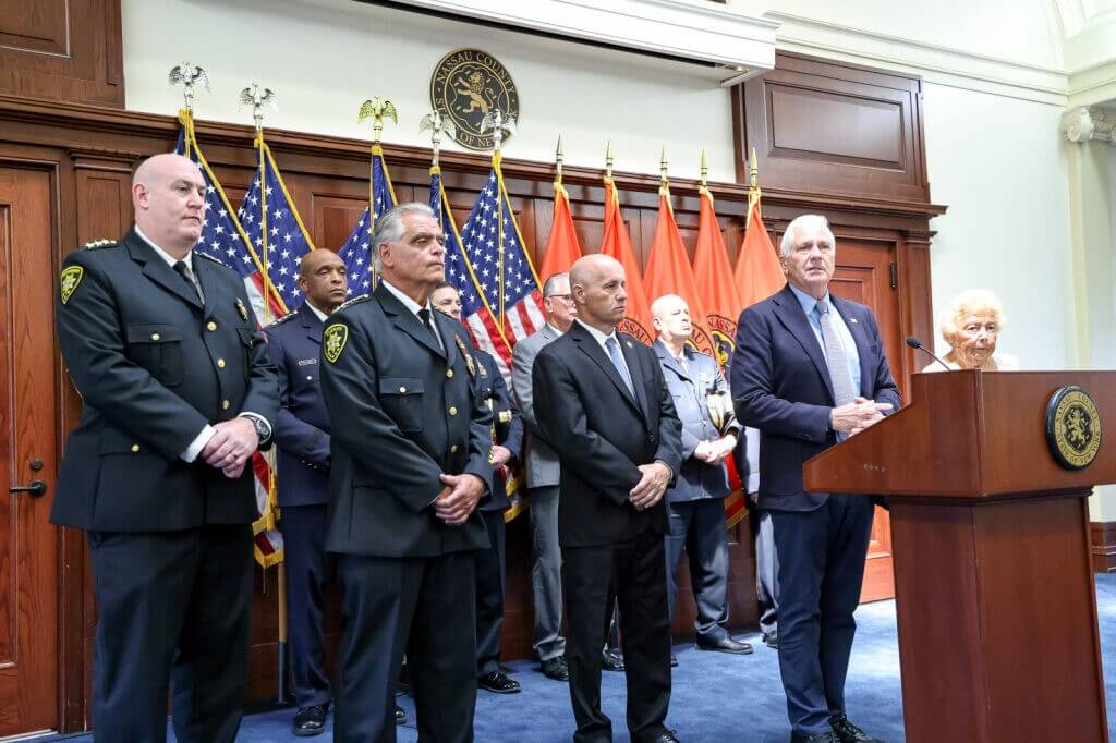 Ejecutivo de Nassau firma orden que permite a la policía usar mascarillas en operativos