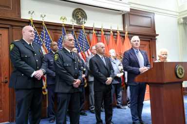 Ejecutivo de Nassau firma orden que permite a la policía usar mascarillas en operativos