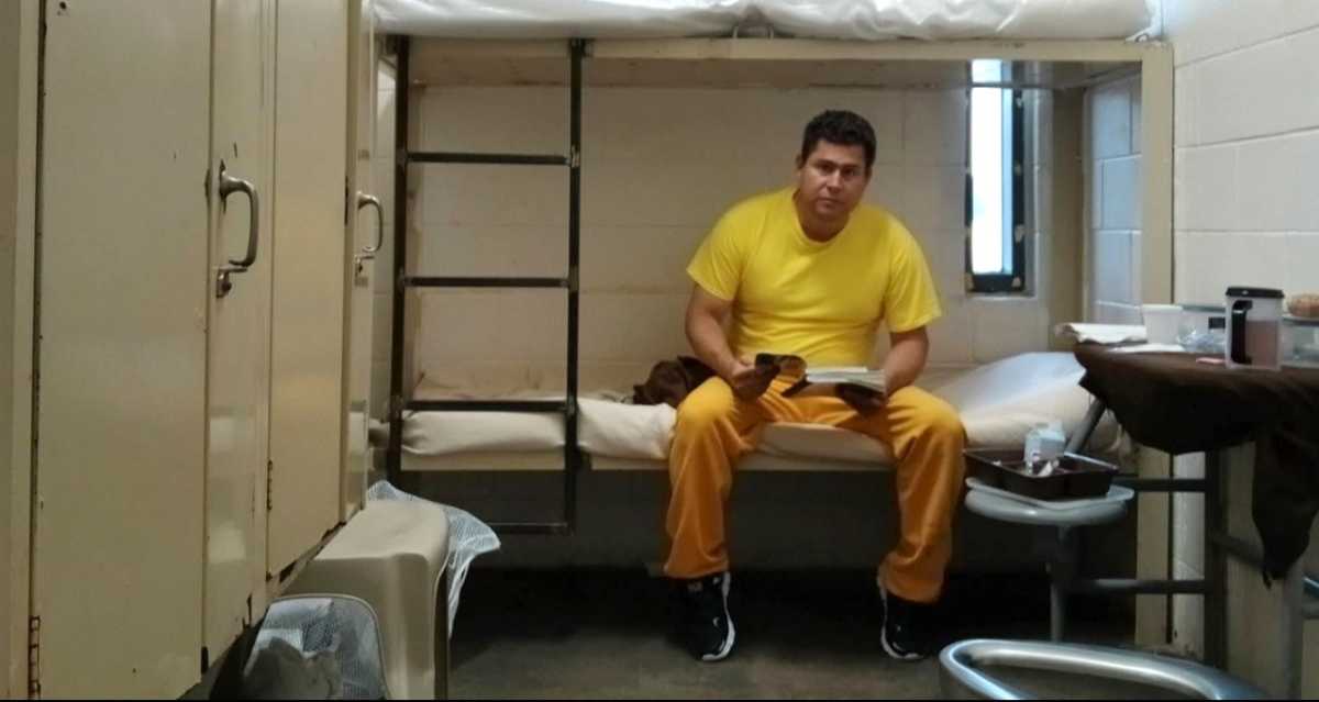 Periodista salvadoreño detenido afirma que ICE le dijo que no le quiere soltar