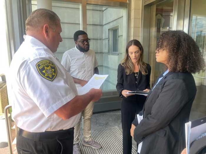 Legisladores estatales visitan cárcel de Nassau para observar las condiciones de detenidos por ICE