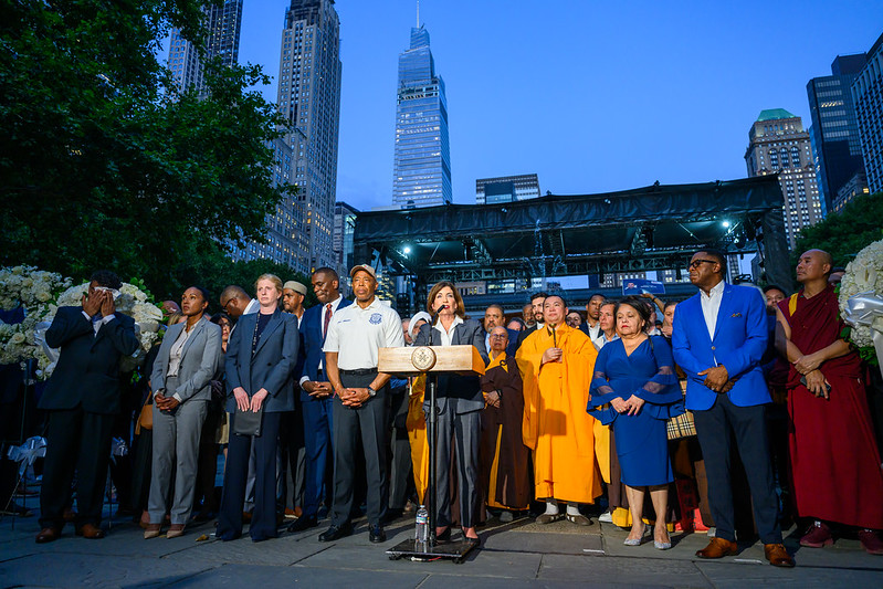 Un corazón roto en Manhattan: Hochul en vigilia por las víctimas del tiroteo