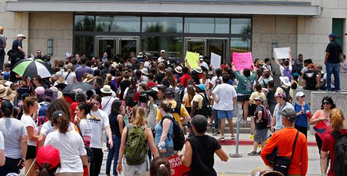 Advierten que Trump planea anular ayudas a universitarios indocumentados