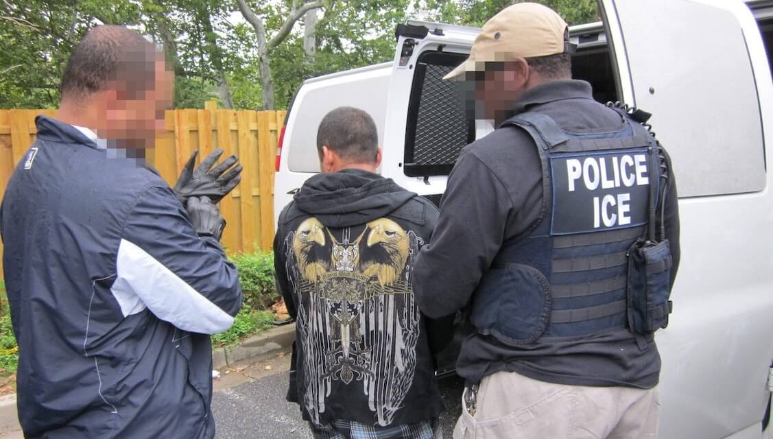 Redadas de ICE en el East End genera temor en trabajadores inmigrantes y afecta la economía local