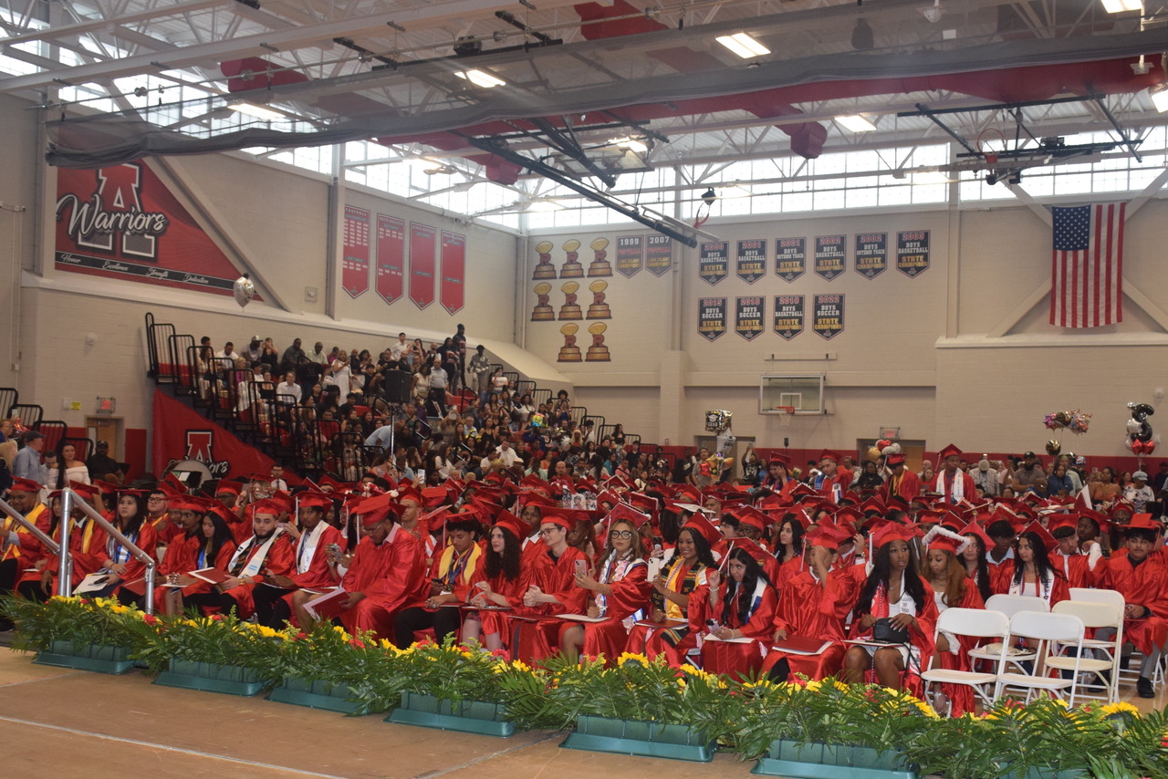 Brilla con luz propia la Clase 2025 de Amityville Memorial High School