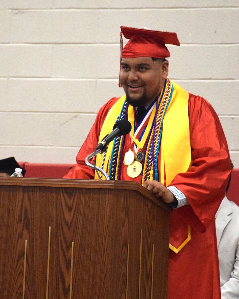 Brilla con luz propia la Clase 2025 de Amityville Memorial High School