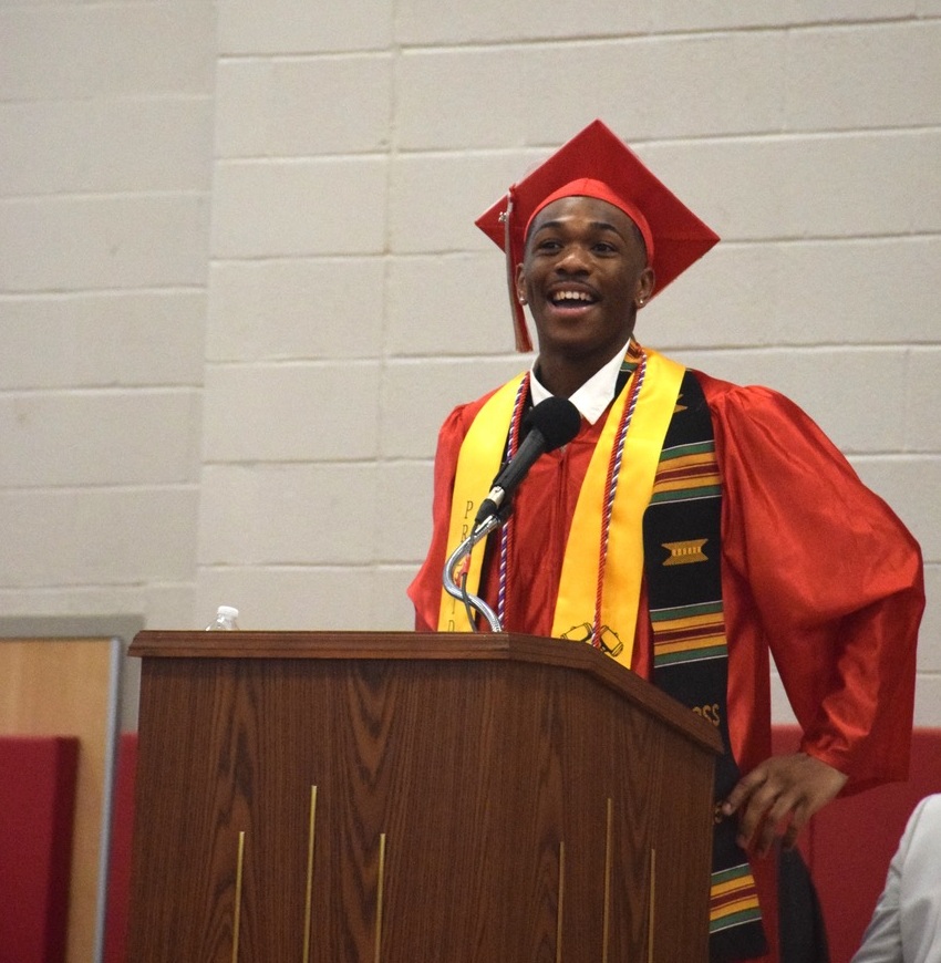 Brilla con luz propia la Clase 2025 de Amityville Memorial High School