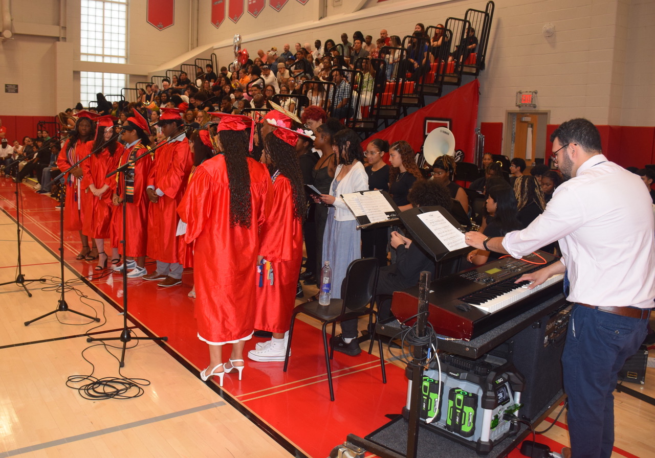 Brilla con luz propia la Clase 2025 de Amityville Memorial High School