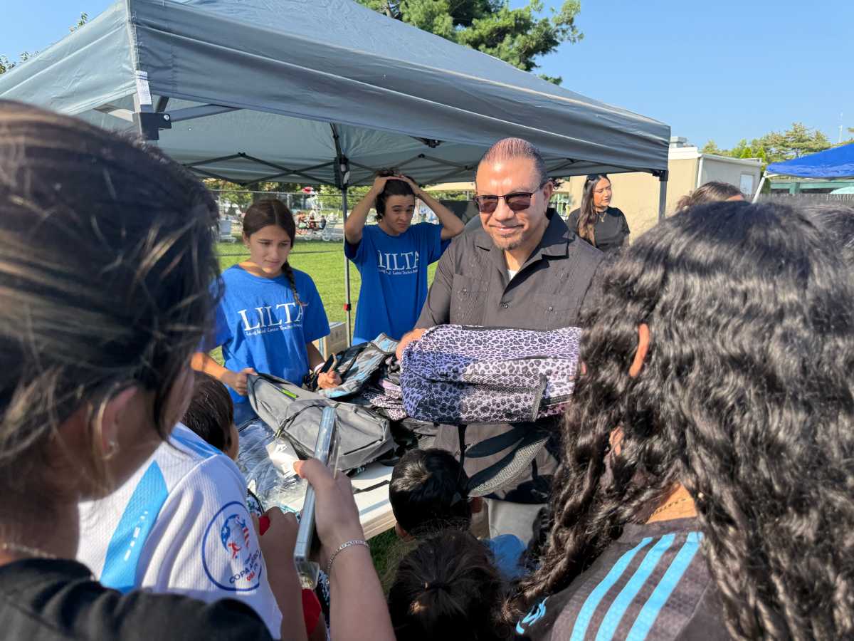 Vicepresidente Ramos regaló mochilas escolares y organizó concierto comunitario en Parque Roberto Clemente