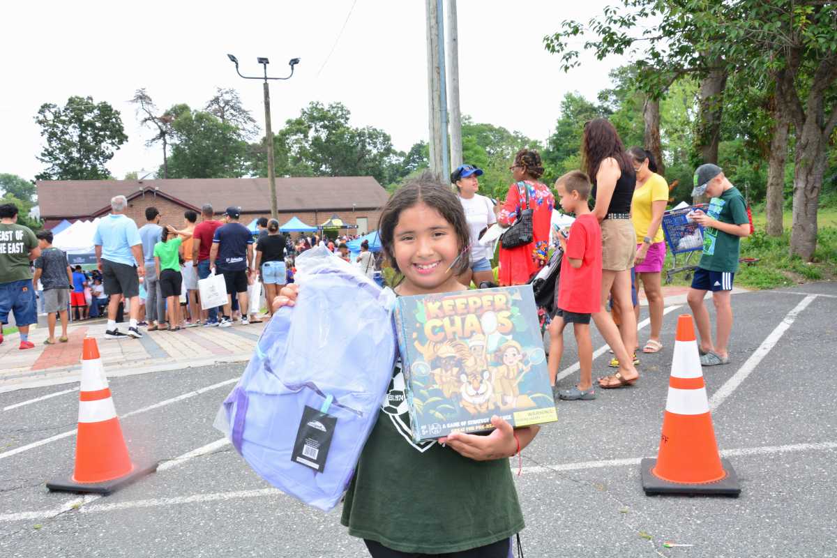 Senadora Martínez y Liga de Justicia Abogados regalaron mochilas y útiles escolares para el regreso a clases