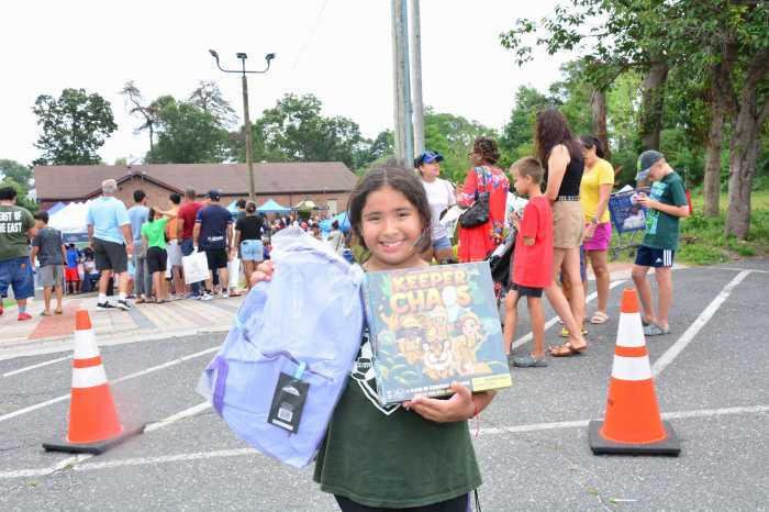 Senadora Martínez y Liga de Justicia Abogados regalaron mochilas y útiles escolares para el regreso a clases