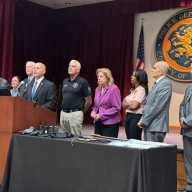 Policía de Nassau arresta a 42 personas involucradas en actividades pandilleras