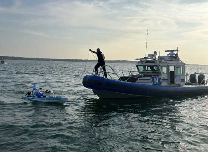 Policías de la Oficina Marítima rescatan a 6 personas del mar de Long Island Sound