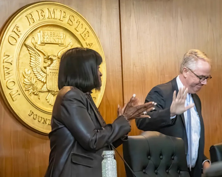 John Ferretti juramenta como Supervisor del Town Hempstead tras renuncia repentina de Don Clavin