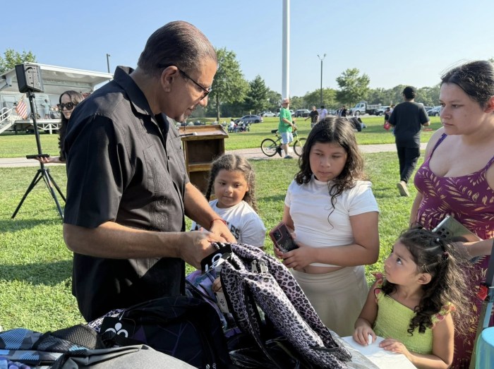 Vicepresidente Ramos regaló mochilas escolares y organizó concierto comunitario en Parque Roberto Clemente