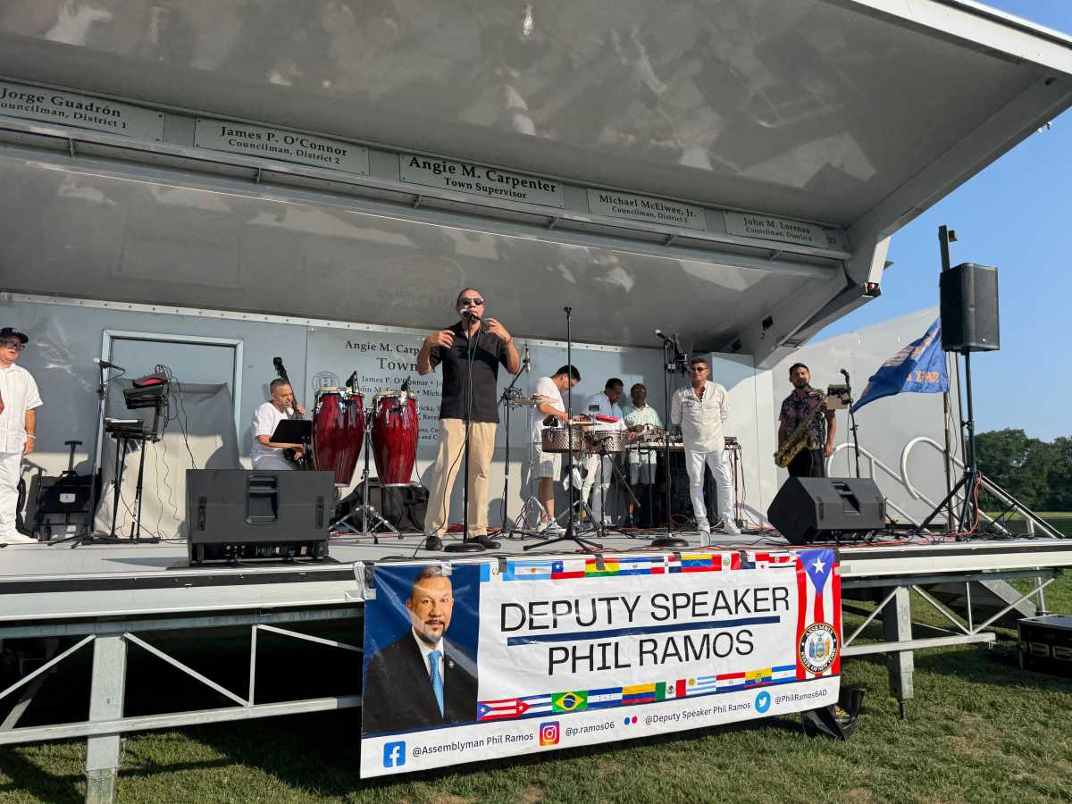 Vicepresidente Ramos regaló mochilas escolares y organizó concierto comunitario en Parque Roberto Clemente