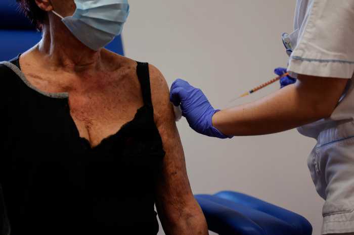 FDA aprueba nuevas vacunas anticovid pero las limita a población con riesgos de salud