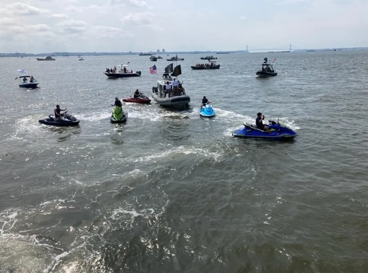Veterano SEAL de la Marina nada en el Hudson para honrar a los héroes caídos