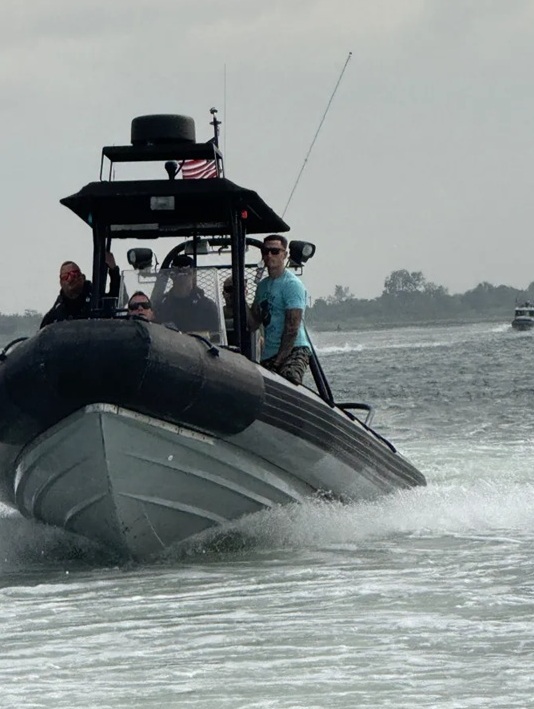 Veterano SEAL de la Marina nada en el Hudson para honrar a los héroes caídos