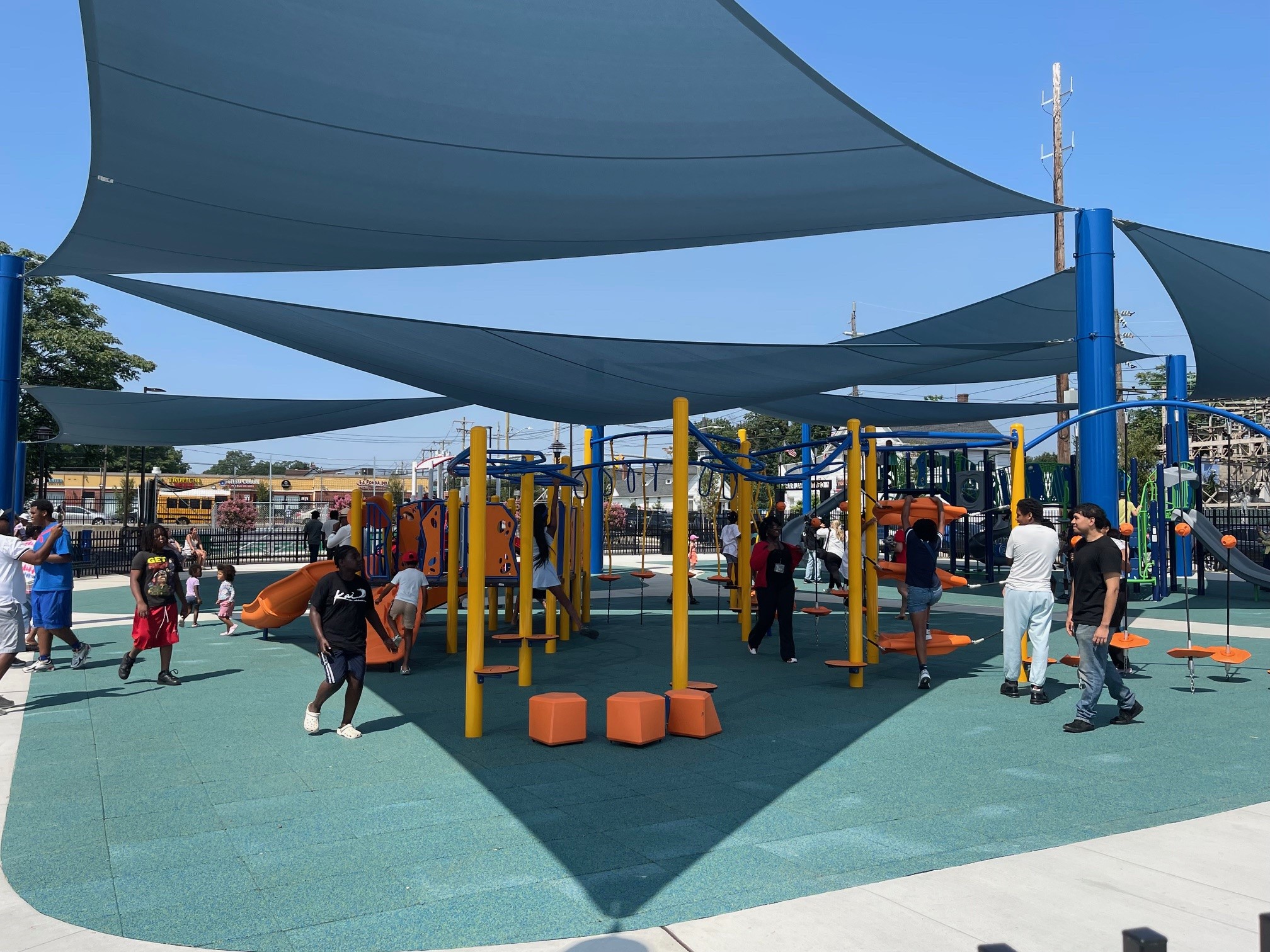 Centennial Park en Roosevelt con nuevo campo de mini fútbol, baloncesto, tenis y playground