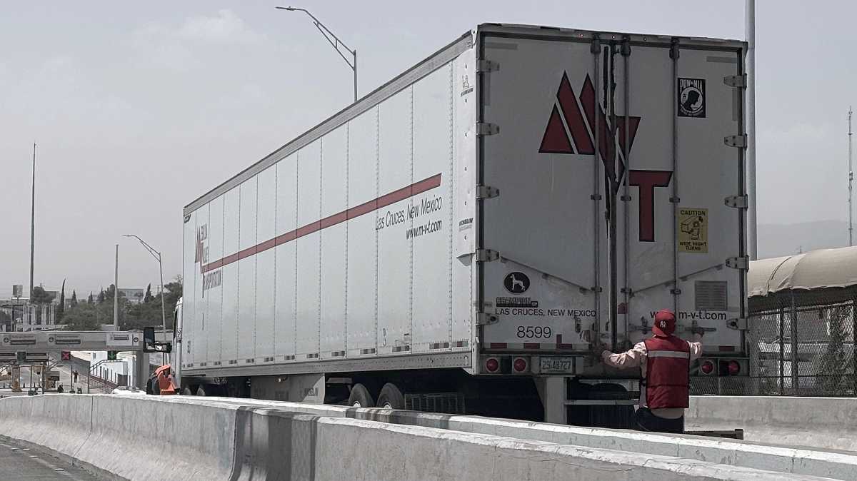 Camioneros inmigrantes temen más restricciones tras suspensión de visas de Trump