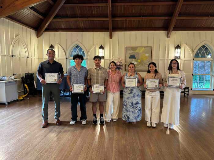 Seis estudiantes hispanos reciben becas de OLA del Este de Long Island