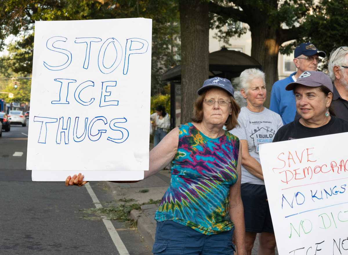 ¡Le dicen no a ICE! ... Los habitantes de Port Washington iluminan un mar de oscuridad