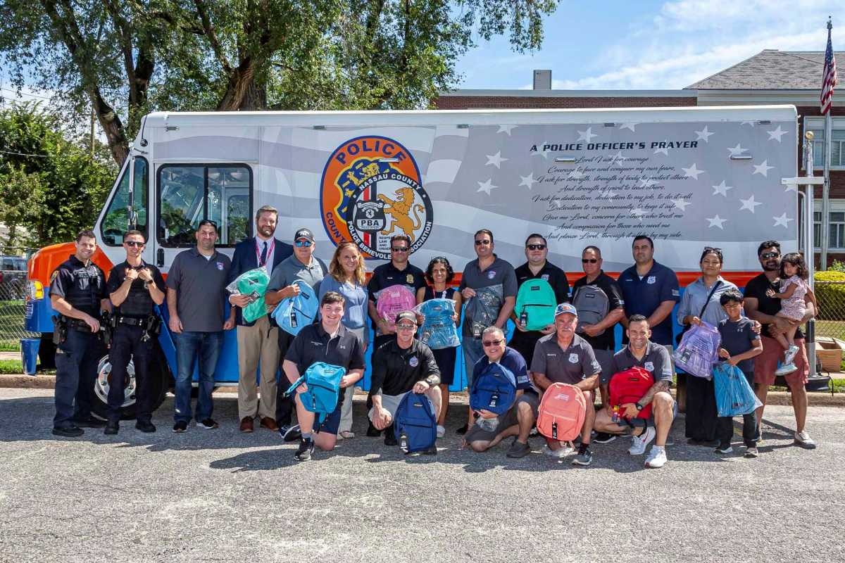 Más de 400 estudiantes de Glen Cove recibieron mochilas con útiles escolares