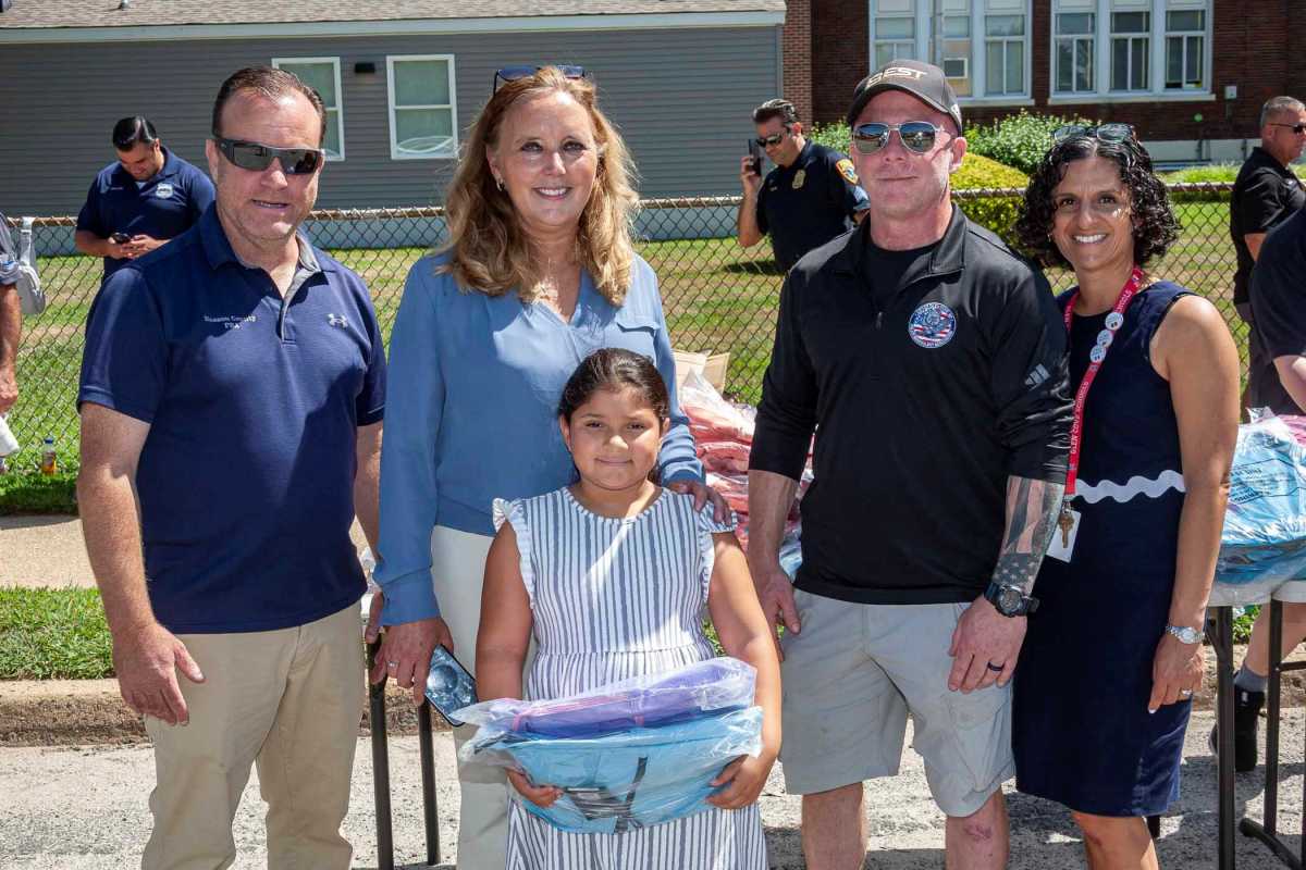 Más de 400 estudiantes de Glen Cove recibieron mochilas con útiles escolares
