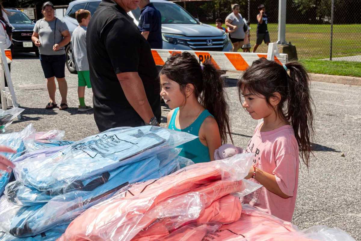 Más de 400 estudiantes de Glen Cove recibieron mochilas con útiles escolares