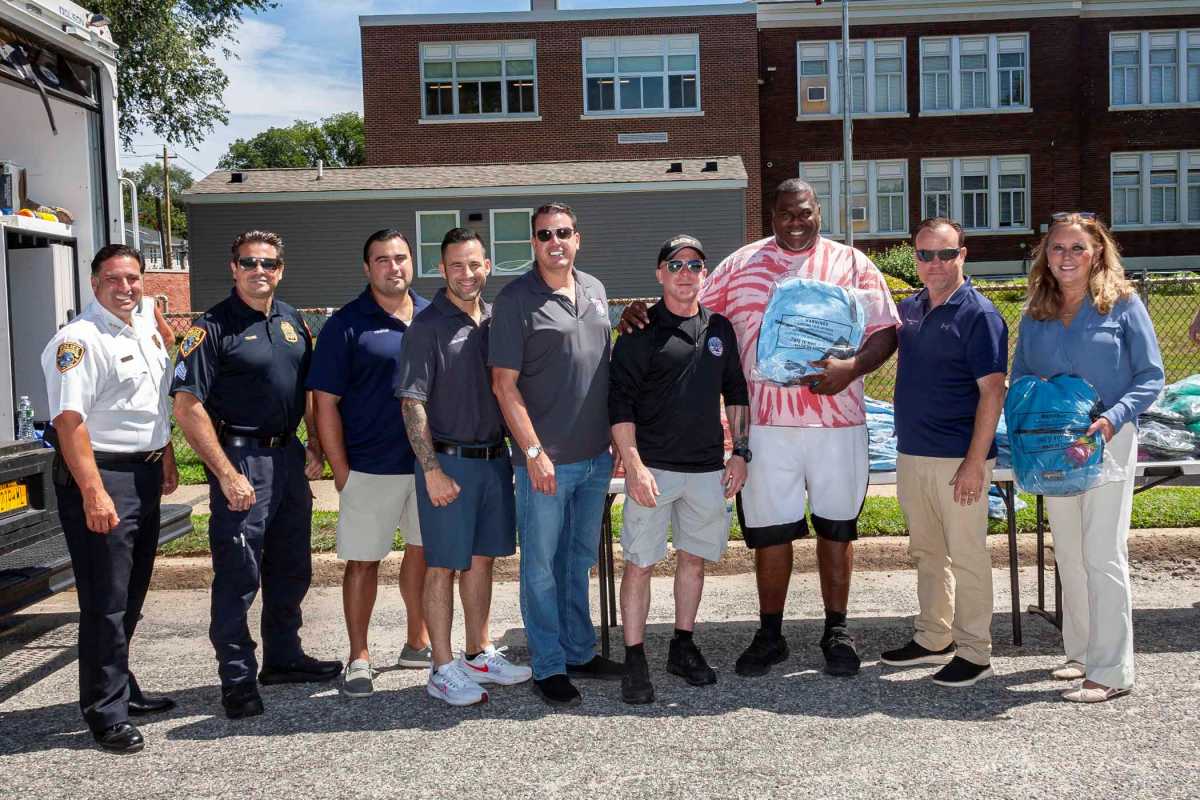 Más de 400 estudiantes de Glen Cove recibieron mochilas con útiles escolares