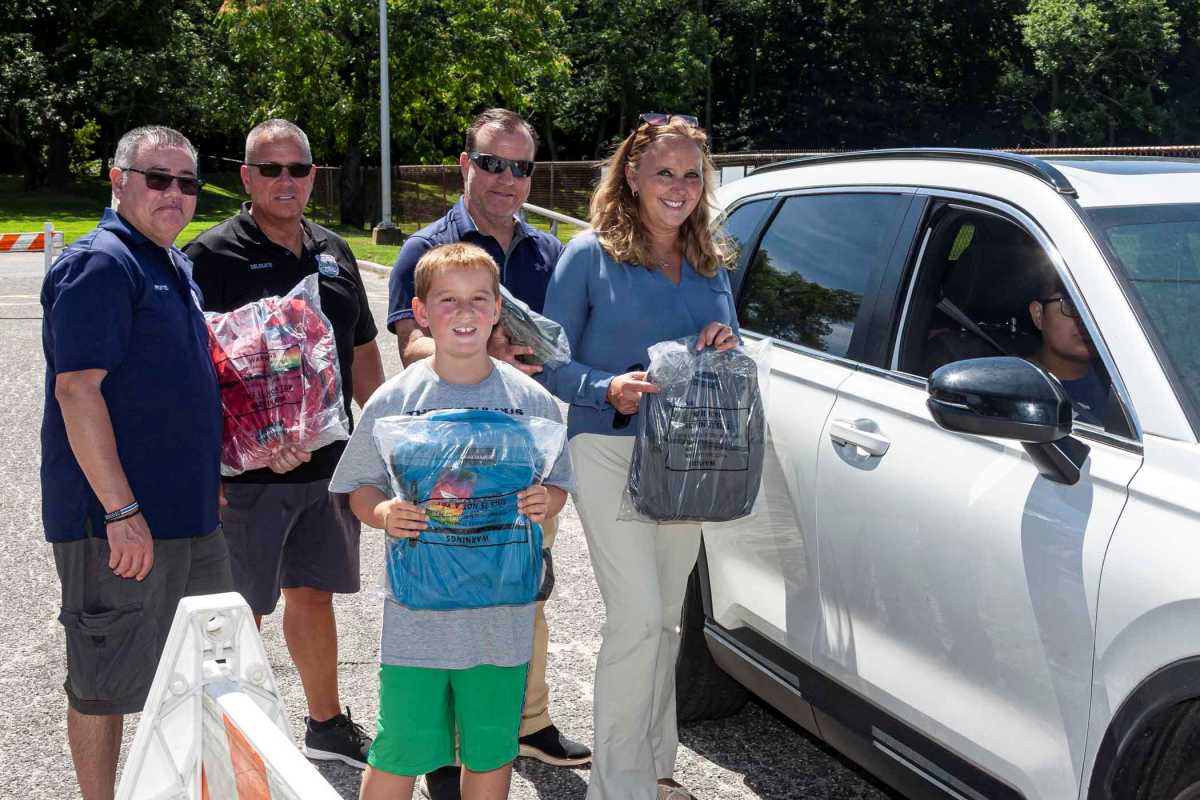 Más de 400 estudiantes de Glen Cove recibieron mochilas con útiles escolares