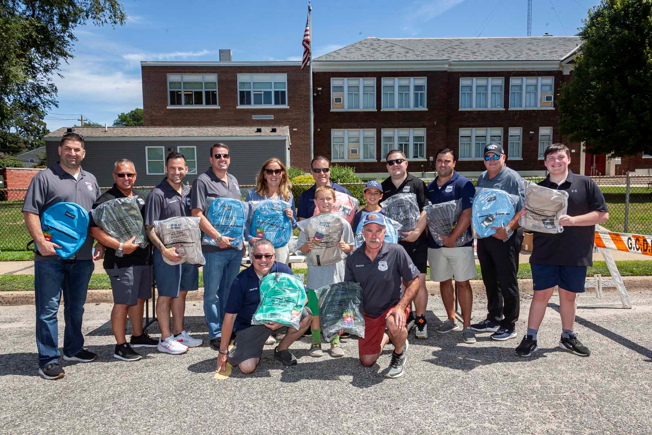 Más de 400 estudiantes de Glen Cove recibieron mochilas con útiles escolares 
