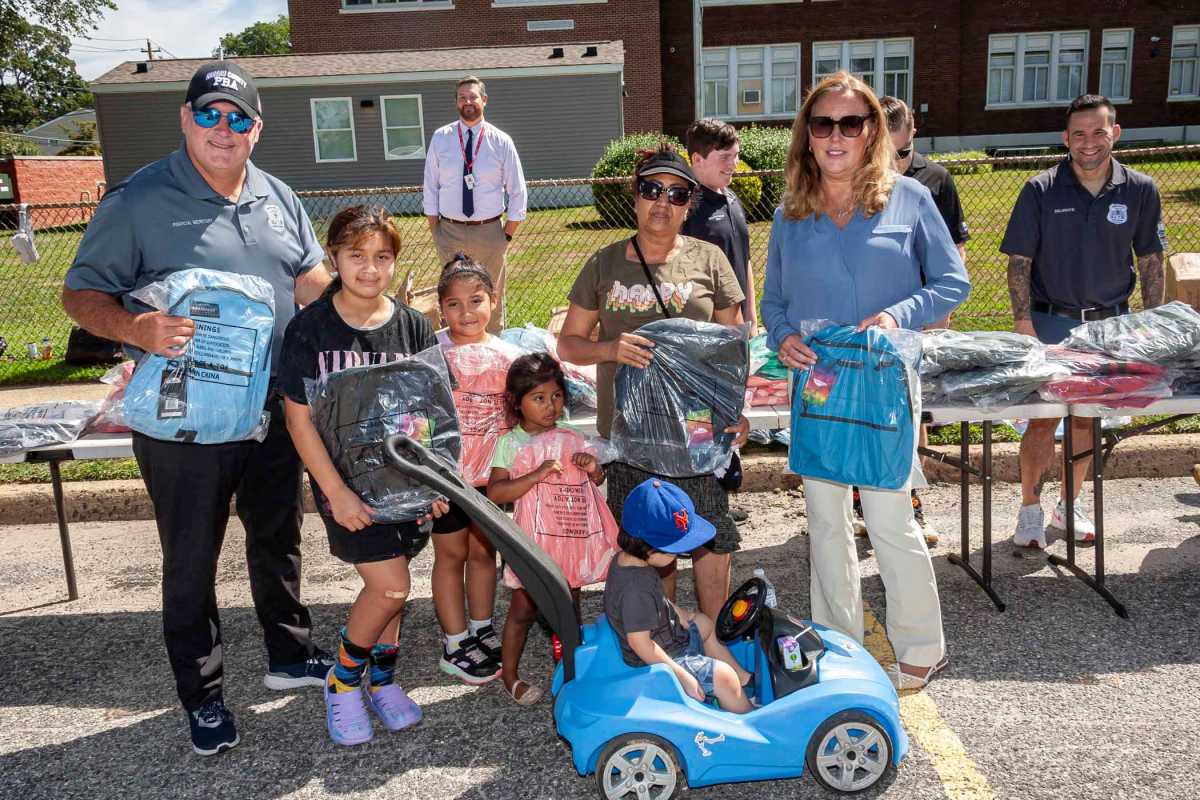 Más de 400 estudiantes de Glen Cove recibieron mochilas con útiles escolares