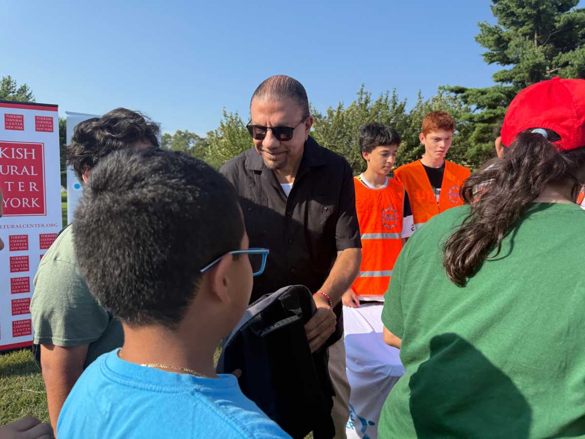Vicepresidente Ramos regaló mochilas escolares y organizó concierto comunitario en Parque Roberto Clemente