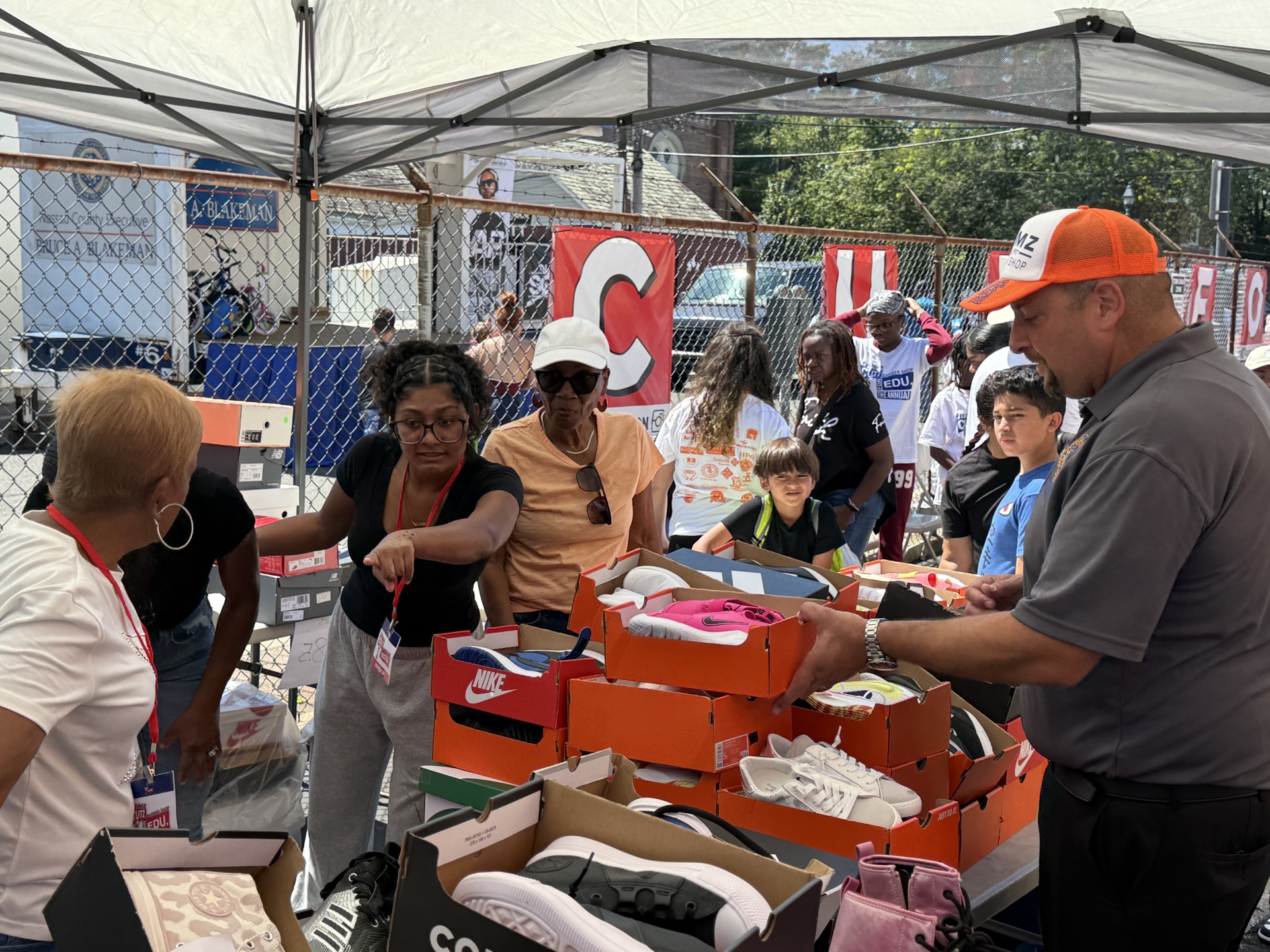 Legisladores Koslow y Mulé regalaron mochilas y útiles escolares a niños en Freeport