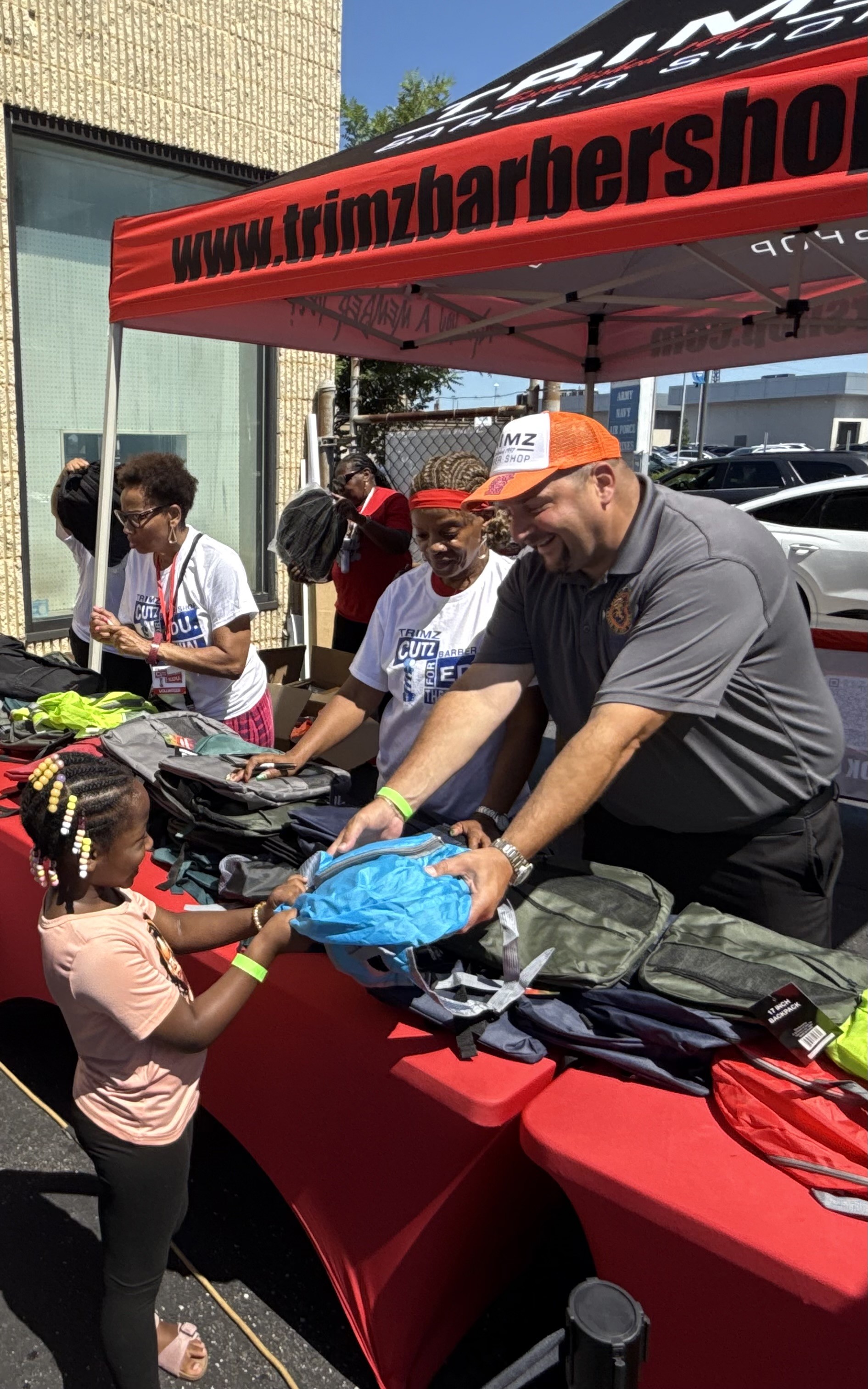 Legisladores Koslow y Mulé regalaron mochilas y útiles escolares a niños en Freeport