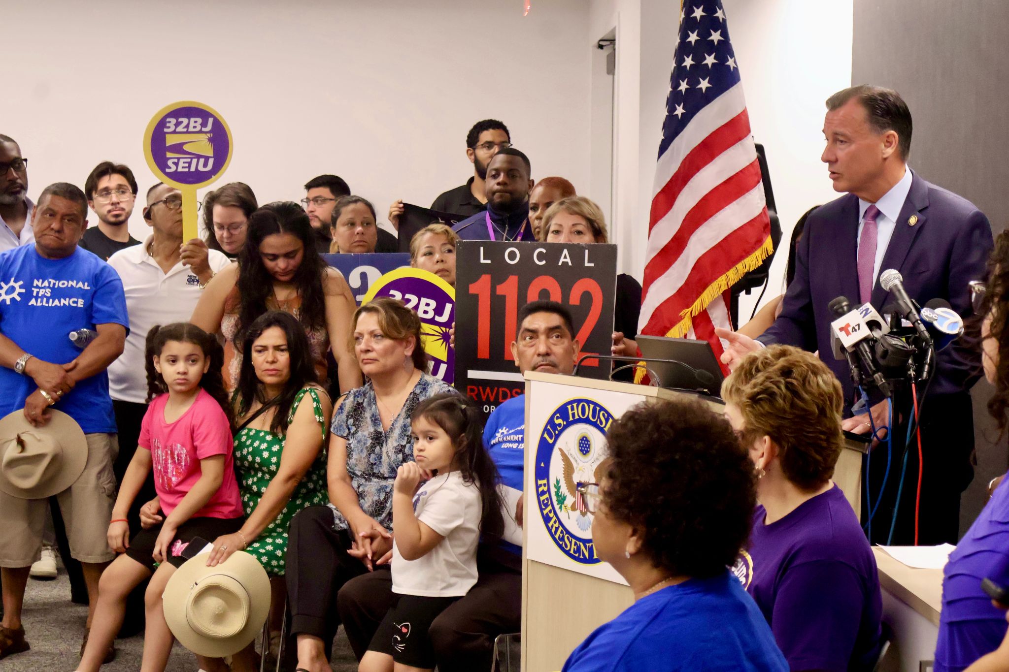 ¡Defiende el TPS de hondureños! Congresista Suozzi insta a Trump a revertir la cancelación del programa migratorio