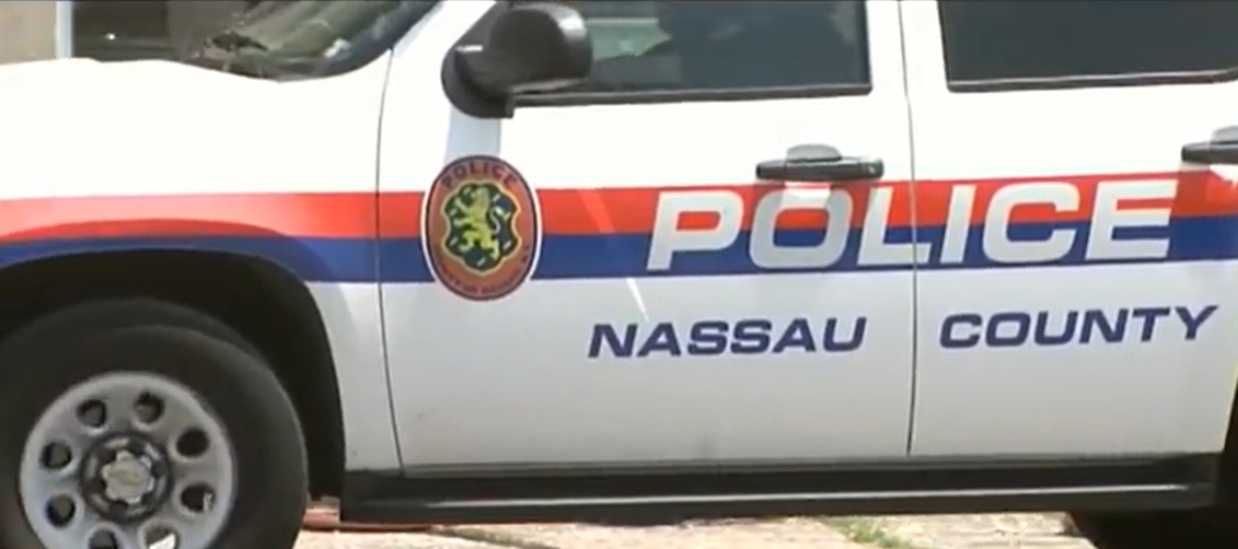 Policía de Nassau arrestado por estafar a un compañero enfermo con $200,000