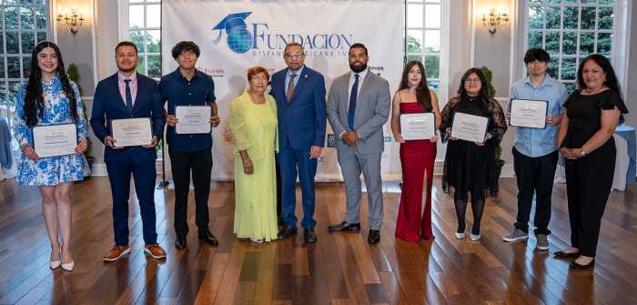 Fundación Hispanoamericana entrega becas a estudiantes sobresalientes de la comunidad